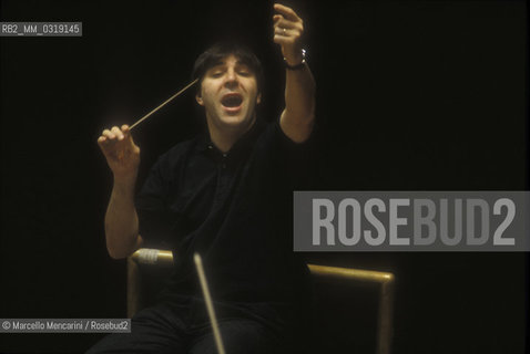 Rome, Pius XII Auditorium (concert hall of the Santa Cecilia Academy Orchestra), 1995. Italian conductor Daniele Gatti performing a rehearsal / Roma, Auditorium Pio XII (sede dei concerti dellorchestra dellAccademia nazionale di Santa Cecilia), 1995. Il direttore dorchestra Daniele Gatti mentre dirige una prova - ©Marcello Mencarini/Rosebud2