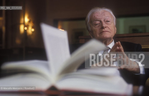 Bergamo, 1992. Italian composer and conductor Gianandrea Gavazzeni in his house / Bergamo, 1992. Il compositore e direttore dorchestra Gianandrea Gavazzeni  nella sua casa - ©Marcello Mencarini/Rosebud2