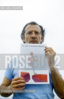 Venice Film Festival, about 1980. French cartoonist Jean Giraud (Moebius) on Venice Lido beach holding one of his drawing / Mostra del Cinema di Venezia, 1980 circa. Il disegnatore francese Jean Giraud (Moebius) sulla spiaggia del Lido mentre tiene in mano uno dei suoi disegni- ©Marcello Mencarini/Rosebud2