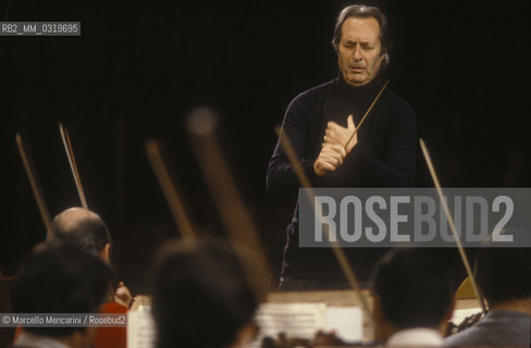 Rome 1989. Conductor Carlo Maria Giulini performing a rehearsal / Roma 1989. Il direttore dorchestra Carlo Maria Giulini durante una prova - ©Marcello Mencarini/Rosebud2