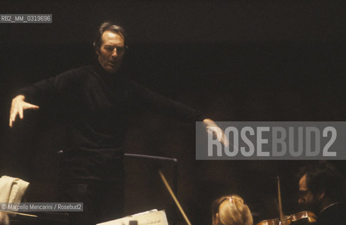 Rome 1989. Conductor Carlo Maria Giulini performing a rehearsal / Roma 1989. Il direttore dorchestra Carlo Maria Giulini durante una prova - ©Marcello Mencarini/Rosebud2