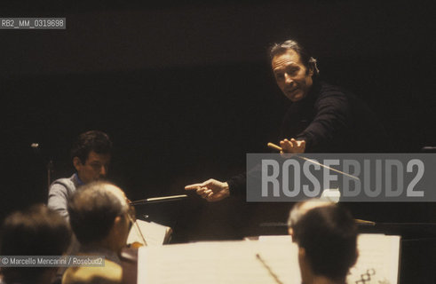 Rome 1989. Conductor Carlo Maria Giulini performing a rehearsal / Roma 1989. Il direttore dorchestra Carlo Maria Giulini durante una prova - ©Marcello Mencarini/Rosebud2