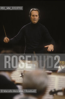 Rome 1989. Conductor Carlo Maria Giulini performing a rehearsal / Roma 1989. Il direttore dorchestra Carlo Maria Giulini durante una prova - ©Marcello Mencarini/Rosebud2