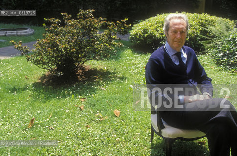 Milan, 1999. Italian conductor Carlo Maria Giulini in the garden of his house / Milano, 1999. Il direttore dorchestra Carlo Maria Giulini nel giardino della sua casa - ©Marcello Mencarini/Rosebud2
