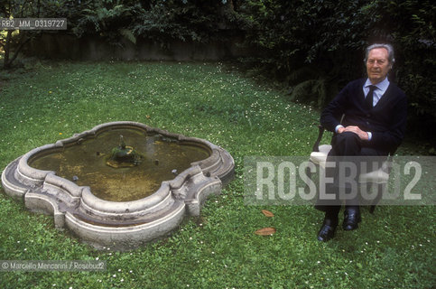 Milan, 1999. Italian conductor Carlo Maria Giulini in the garden of his house / Milano, 1999. Il direttore dorchestra Carlo Maria Giulini nel giardino della sua casa - ©Marcello Mencarini/Rosebud2
