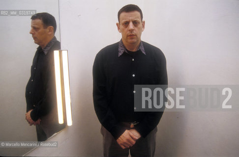 Composer Pilip Glass in his dressing room, 1989  / Il compositore Philip Glass nel suo camerino, 1989 - ©Marcello Mencarini/Rosebud2