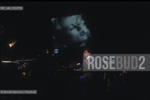 Gibellina (Trapani) 1994. Composer Philip Glass performing the premiere of his opera for ensemble and film La Belle et la Bête / Gibellina (Trapani) 1994. Il compositore Philip Glass durante la prima della sua opera La belle et la bête - ©Marcello Mencarini/Rosebud2