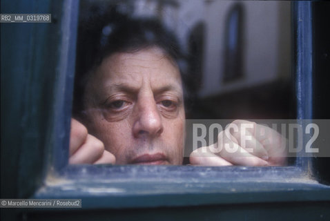 Gibellina (Trapani) 1994. Composer Philip Glasslooking out from a window / Gibellina (Trapani) 1994. Il compositore Philip Glass che guarda fuori da una finestra - ©Marcello Mencarini/Rosebud2