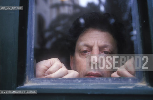Gibellina (Trapani) 1994. Composer Philip Glasslooking out from a window / Gibellina (Trapani) 1994. Il compositore Philip Glass che guarda fuori da una finestra - ©Marcello Mencarini/Rosebud2
