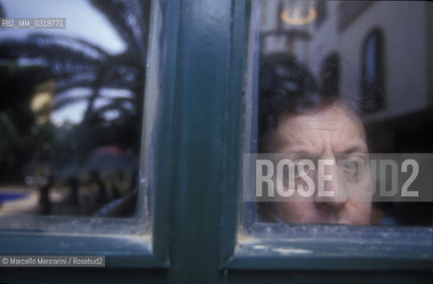 Gibellina (Trapani) 1994. Composer Philip Glasslooking out from a window / Gibellina (Trapani) 1994. Il compositore Philip Glass che guarda fuori da una finestra - ©Marcello Mencarini/Rosebud2