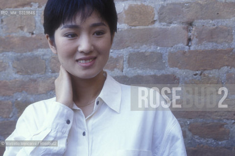 Venice Lido, Venice Film Festival 1992. Chinese actress Gong Li, winner of the Coppa Volpi Award for best actress for her role in the movie  The story of Qiu Ju (Qiu Ju da guansi) by  Zhang Yimou, winner of Golden Lion Award for Best Film / Lido di Venezia, Mostra del Cinema di Venezia 1992. Lattrice cinese Gong Li, vincitrice della Coppa Volpi per la migliore attrice per il suo ruolo nel film  La storia di Qiu Ju (Qui Ju da guansi) di  Zhang Yimou, vincitore del Leone doro per il miglior film - ©Marcello Mencarini/Rosebud2