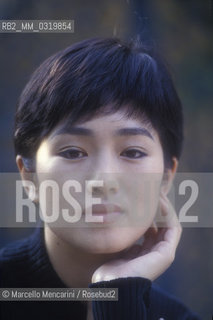 Venice Lido, Venice Film Festival 1992. Chinese actress Gong Li, winner of the Coppa Volpi Award for best actress for her role in the movie  The story of Qiu Ju (Qiu Ju da guansi) by  Zhang Yimou, winner of Golden Lion Award for Best Film / Lido di Venezia, Mostra del Cinema di Venezia 1992. Lattrice cinese Gong Li, vincitrice della Coppa Volpi per la migliore attrice per il suo ruolo nel film  La storia di Qiu Ju (Qui Ju da guansi) di  Zhang Yimou, vincitore del Leone doro per il miglior film - ©Marcello Mencarini/Rosebud2