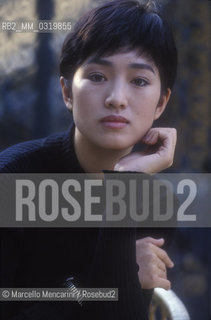 Venice Lido, Venice Film Festival 1992. Chinese actress Gong Li, winner of the Coppa Volpi Award for best actress for her role in the movie  The story of Qiu Ju (Qiu Ju da guansi) by  Zhang Yimou, winner of Golden Lion Award for Best Film / Lido di Venezia, Mostra del Cinema di Venezia 1992. Lattrice cinese Gong Li, vincitrice della Coppa Volpi per la migliore attrice per il suo ruolo nel film  La storia di Qiu Ju (Qui Ju da guansi) di  Zhang Yimou, vincitore del Leone doro per il miglior film - ©Marcello Mencarini/Rosebud2
