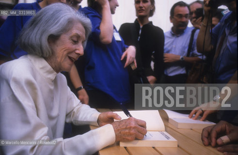 Mantua Literature Festival 1999. South African writer Nadine Gordimer signing autographs / Festivaletteratura di Mantova 1999. La scrittrice sudafricana Nadine Gordimer mentre firma autografi - ©Marcello Mencarini/Rosebud2
