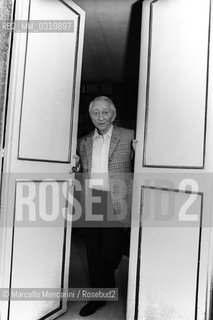 Rome, 1980. Italian journalist Vittorio Gorresio on the door of his apartment / Roma, 1980. Il giornalista Vittorio Gorresio sulla porta della sua casa - ©Marcello Mencarini/Rosebud2
