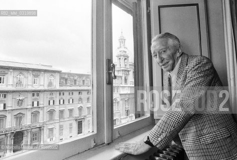 Rome, 1980. Italian journalist Vittorio Gorresio in his home with a view of Piazza Navona / Roma, 1980. Il giornalista Vittorio Gorresio nella sua casa con vista su piazza Navona - ©Marcello Mencarini/Rosebud2