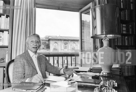 Rome, 1980. Italian journalist Vittorio Gorresio in his home with a view of Piazza Navona / Roma, 1980. Il giornalista Vittorio Gorresio nella sua casa con vista su piazza Navona - ©Marcello Mencarini/Rosebud2