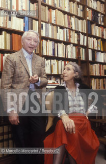 Rome, 1980. Italian journalist Vittorio Gorresio and hiw wife Alessandra Bolis in their home / Roma, 1980. Il giornalista Vittorio Gorresio e sua moglie Alessandra Bolis nella loro casa - ©Marcello Mencarini/Rosebud2