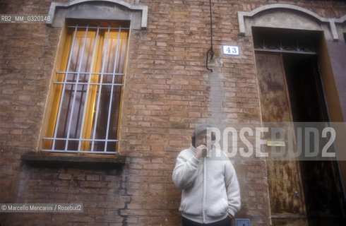 Bologna, 1985. Italian singer-songwriter Francesco Guccini in front of his house at via Paolo Fabbri 43 / Bologna, 1985 circa. Il cantautore Francesco Guccini di fronte alla sua casa di via Paolo Fabbri 43 - ©Marcello Mencarini/Rosebud2