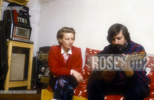 Bologna, 1985. Italian singer-songwriter Francesco Guccini and his second wife Angela in his house at via Paolo Fabbri 43 / Bologna, 1985 circa. Il cantautore Francesco Guccini con la seconda moglie Angela nella sua casa di via Paolo Fabbri 43 - ©Marcello Mencarini/Rosebud2