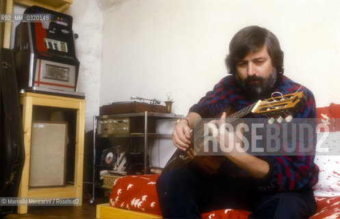 Bologna, 1985. Italian singer-songwriter Francesco Guccini in his house at via Paolo Fabbri 43 / Bologna, 1985 circa. Il cantautore Francesco Guccini nella sua casa di via Paolo Fabbri 43 - ©Marcello Mencarini/Rosebud2