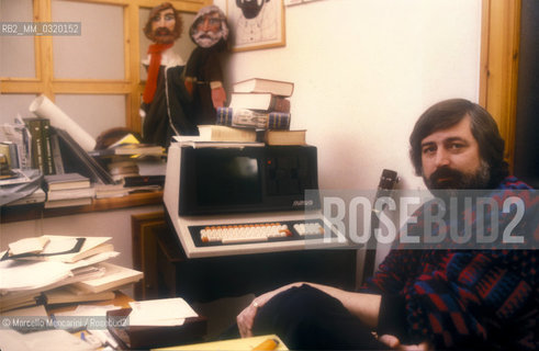 Bologna, 1985. Italian singer-songwriter Francesco Guccini in his house at via Paolo Fabbri 43 / Bologna, 1985 circa. Il cantautore Francesco Guccini nella sua casa di via Paolo Fabbri 43 - ©Marcello Mencarini/Rosebud2