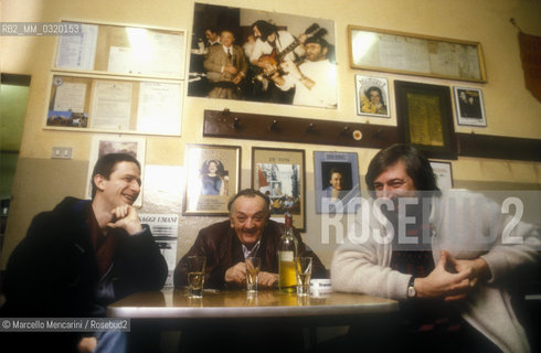 Bologna, 1985. Italian singer-songwriter Francesco Guccini iin a restaurant with two friends / Bologna, 1985 circa. Il cantautore Francesco Guccini in una trattoria con due amici - ©Marcello Mencarini/Rosebud2