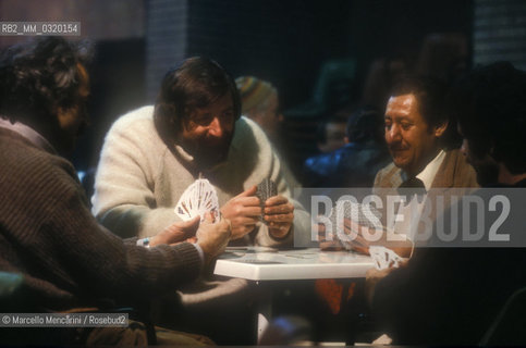 Bologna, about 1985. Italian singer-songwriter Francesco Guccini playin cards at Osteria delle dame / Bologna, 1985 circa. Il cantautore Francesco Guccini mentre gioca a carte allOsteria delle dame - ©Marcello Mencarini/Rosebud2