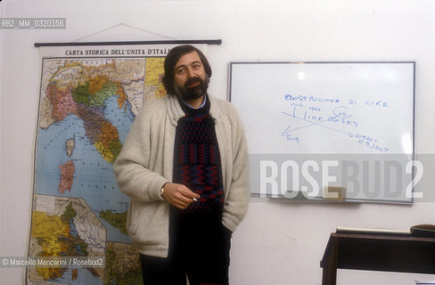 Bologna, about 1985. Italian singer-songwriter Francesco Guccini in the class of a private school where he teaches Italian language / Bologna, 1985. Il cantautore Francesco Guccini nella classe di una scuola privata dove insegna italiano - ©Marcello Mencarini/Rosebud2