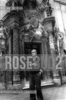 Rome,1979. Painter Renato Guttuso in front of the door of his house at Palazzo del Grillo / Roma, 1979. Il pittore Renato Guttuso davanti alla porta della sua casa a Palazzo del Grillo - ©Marcello Mencarini/Rosebud2