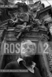 Rome,1979. Painter Renato Guttuso in front of the door of his house at Palazzo del Grillo / Roma, 1979. Il pittore Renato Guttuso davanti alla porta della sua casa a Palazzo del Grillo - ©Marcello Mencarini/Rosebud2