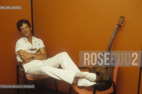 Rome, Olympic Theater, about 1985. American blues singer and guitarist John P. Hammond in his dressing room / Roma, Teatro Olimpico, 1985 circa. John P. Hammond, cantante e chitarrista blues nel suo camerino - ©Marcello Mencarini/Rosebud2