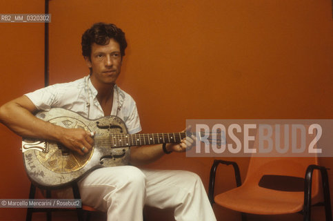 Rome, Olympic Theater, about 1985. American blues singer and guitarist John P. Hammond in his dressing room / Roma, Teatro Olimpico, 1985 circa. John P. Hammond, cantante e chitarrista blues nel suo camerino - ©Marcello Mencarini/Rosebud2