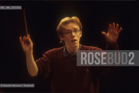 Milan, Piccolo Theater, 1999. British conductor Daniel Harding performing a rehearsal / Milano, Piccolo Teatro, 1999. Daniel Harding dirige una prova - ©Marcello Mencarini/Rosebud2