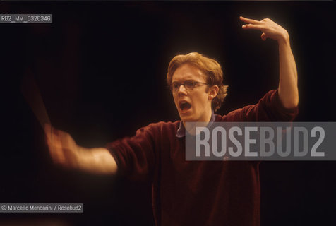 Milan, Piccolo Theater, 1999. British conductor Daniel Harding performing a rehearsal / Milano, Piccolo Teatro, 1999. Daniel Harding dirige una prova - ©Marcello Mencarini/Rosebud2