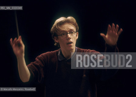 Milan, Piccolo Theater, 1999. British conductor Daniel Harding performing a rehearsal / Milano, Piccolo Teatro, 1999. Daniel Harding dirige una prova - ©Marcello Mencarini/Rosebud2