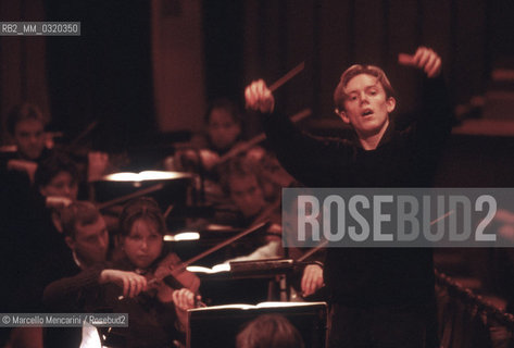 Milan, Piccolo Theater, 1999. British conductor Daniel Harding performing a rehearsal with the Mahler Chamber Orchestra / Milano, Piccolo Teatro, 1999. Daniel Harding dirige una prova con la Mahler Chamber orchestra - ©Marcello Mencarini/Rosebud2