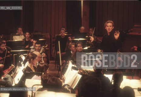 Milan, Piccolo Theater, 1999. British conductor Daniel Harding performing a rehearsal with the Mahler Chamber Orchestra / Milano, Piccolo Teatro, 1999. Daniel Harding dirige una prova con la Mahler Chamber orchestra - ©Marcello Mencarini/Rosebud2