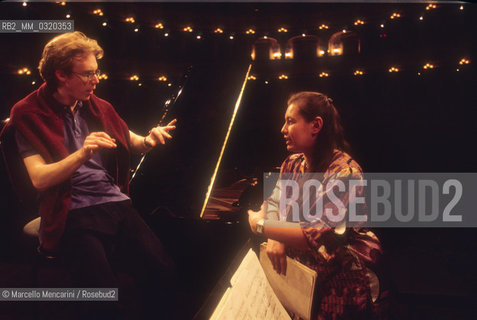 Milan, Piccolo Theater, 1999. British conductor Daniel Harding and pianist Lilya Zilberstein during a rehearsal / Milano, Piccolo Teatro, 1999. Daniel Harding e la pianista Lilya Zilberstein durante una prova - ©Marcello Mencarini/Rosebud2