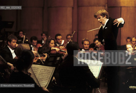 Municipal Theatre in Ferrara, November 19, 1999. British conductor Daniel Harding performing with the Mahler Chamber Orchestra / Teatro Comunale di Ferrara, 19 novembre 1999. Il direttore dorchestra Daniel Harding dirige la Mahler Chamber Orchestra - ©Marcello Mencarini/Rosebud2