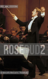 Municipal Theatre in Ferrara, November 19, 1999. British conductor Daniel Harding performing with the Mahler Chamber Orchestra / Teatro Comunale di Ferrara, 19 novembre 1999. Il direttore dorchestra Daniel Harding dirige la Mahler Chamber Orchestra - ©Marcello Mencarini/Rosebud2