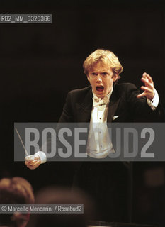 Municipal Theatre in Ferrara, November 19, 1999. British conductor Daniel Harding performing / Teatro Comunale di Ferrara, 19 novembre 1999. Il direttore dorchestra Daniel Harding durante un concerto - ©Marcello Mencarini/Rosebud2