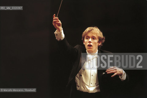 Municipal Theatre in Ferrara, November 19, 1999. British conductor Daniel Harding performing / Teatro Comunale di Ferrara, 19 novembre 1999. Il direttore dorchestra Daniel Harding durante un concerto - ©Marcello Mencarini/Rosebud2