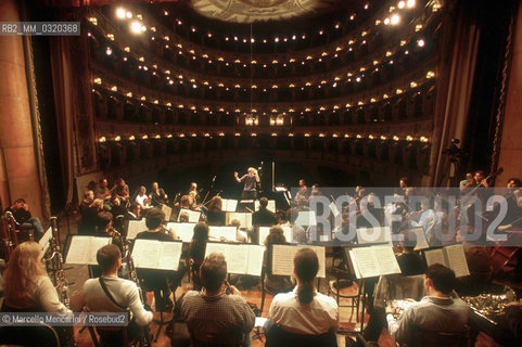 Municipal Theatre in Ferrara, November 18, 1999. British conductor Daniel Harding performing a rehearsal with the Mahler Chamber Orchestra / Teatro Comunale di Ferrara, 18 novembre 1999. Il direttore dorchestra Daniel Harding dirige una prova con la Mahler Chamber Orchestra - ©Marcello Mencarini/Rosebud2