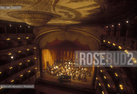 Municipal Theatre in Ferrara, November 18, 1999. British conductor Daniel Harding performing a rehearsal with the Mahler Chamber Orchestra / Teatro Comunale di Ferrara, 18 novembre 1999. Il direttore dorchestra Daniel Harding dirige una prova con la Mahler Chamber Orchestra - ©Marcello Mencarini/Rosebud2