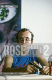 Milan, 1985. American artist Keith Haring during a performance at a Fiorucci store / Milano, 1985. Lartista Keith Haring durante una performance in un negozio Fiorucci - ©Marcello Mencarini/Rosebud2