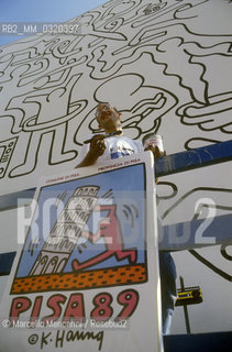 Artist Keith Haring working at the mural Tuttomondo on the rear wall of the Church of SantAntonio in Pisa, 1989 / Lartista Keith Haring mentre lavora al murale Tuttomondo sul muro posteriore della chiesa di SantAntonio abate a Pisa, 1989 - ©Marcello Mencarini/Rosebud2