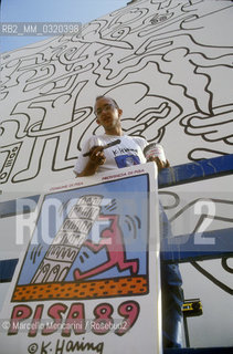 Artist Keith Haring working at the mural Tuttomondo on the rear wall of the Church of SantAntonio in Pisa, 1989 / Lartista Keith Haring mentre lavora al murale Tuttomondo sul muro posteriore della chiesa di SantAntonio abate a Pisa, 1989 - ©Marcello Mencarini/Rosebud2