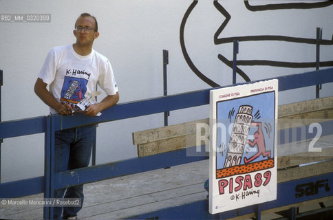 Artist Keith Haring working at the mural Tuttomondo on the rear wall of the Church of SantAntonio in Pisa, 1989 / Lartista Keith Haring mentre lavora al murale Tuttomondo sul muro posteriore della chiesa di SantAntonio abate a Pisa, 1989 - ©Marcello Mencarini/Rosebud2