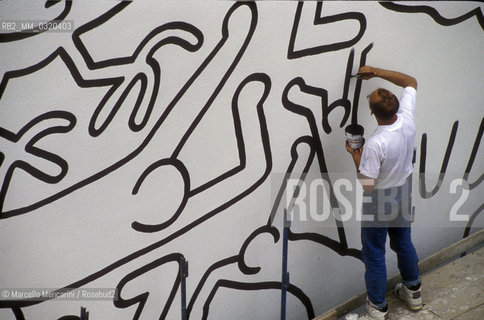 Artist Keith Haring working at the mural Tuttomondo on the rear wall of the Church of SantAntonio in Pisa, 1989 / Lartista Keith Haring mentre lavora al murale Tuttomondo sul muro posteriore della chiesa di SantAntonio abate a Pisa, 1989 - ©Marcello Mencarini/Rosebud2